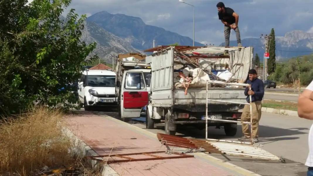 Kepez’de Şok Görüntüler! Çöplerden Depo Kurmuşlar… 5